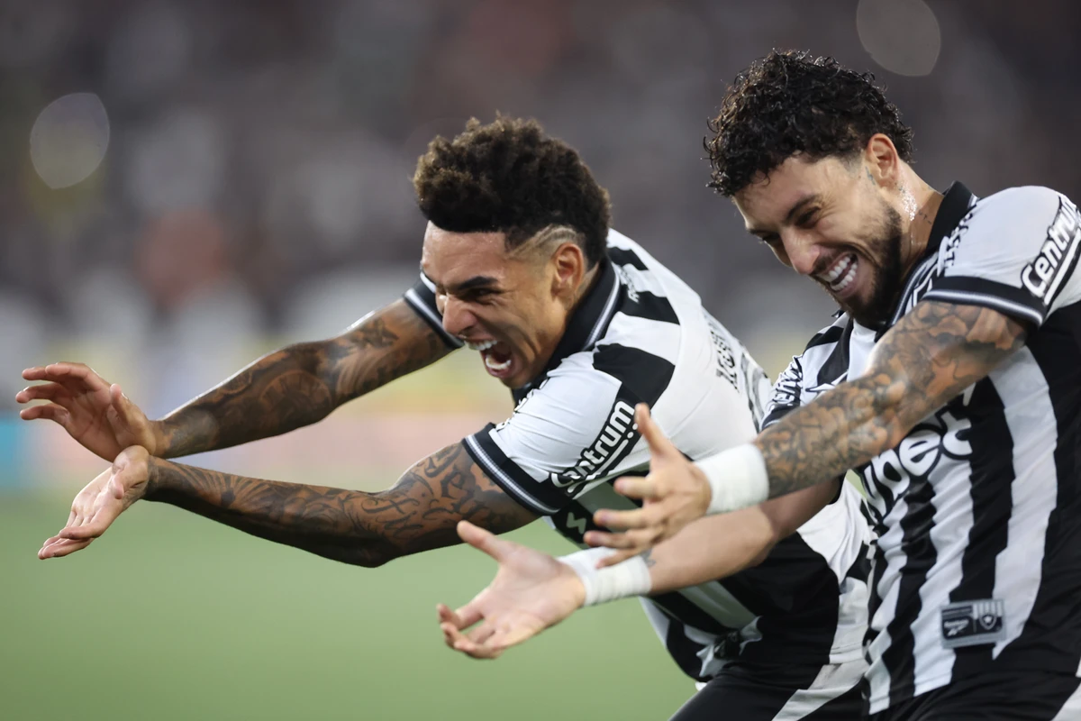 Alex Telles balançou as redes e comemorou com Igor Jesus, ao estilo do atacante que fez seu último jogo no Nilton Santos