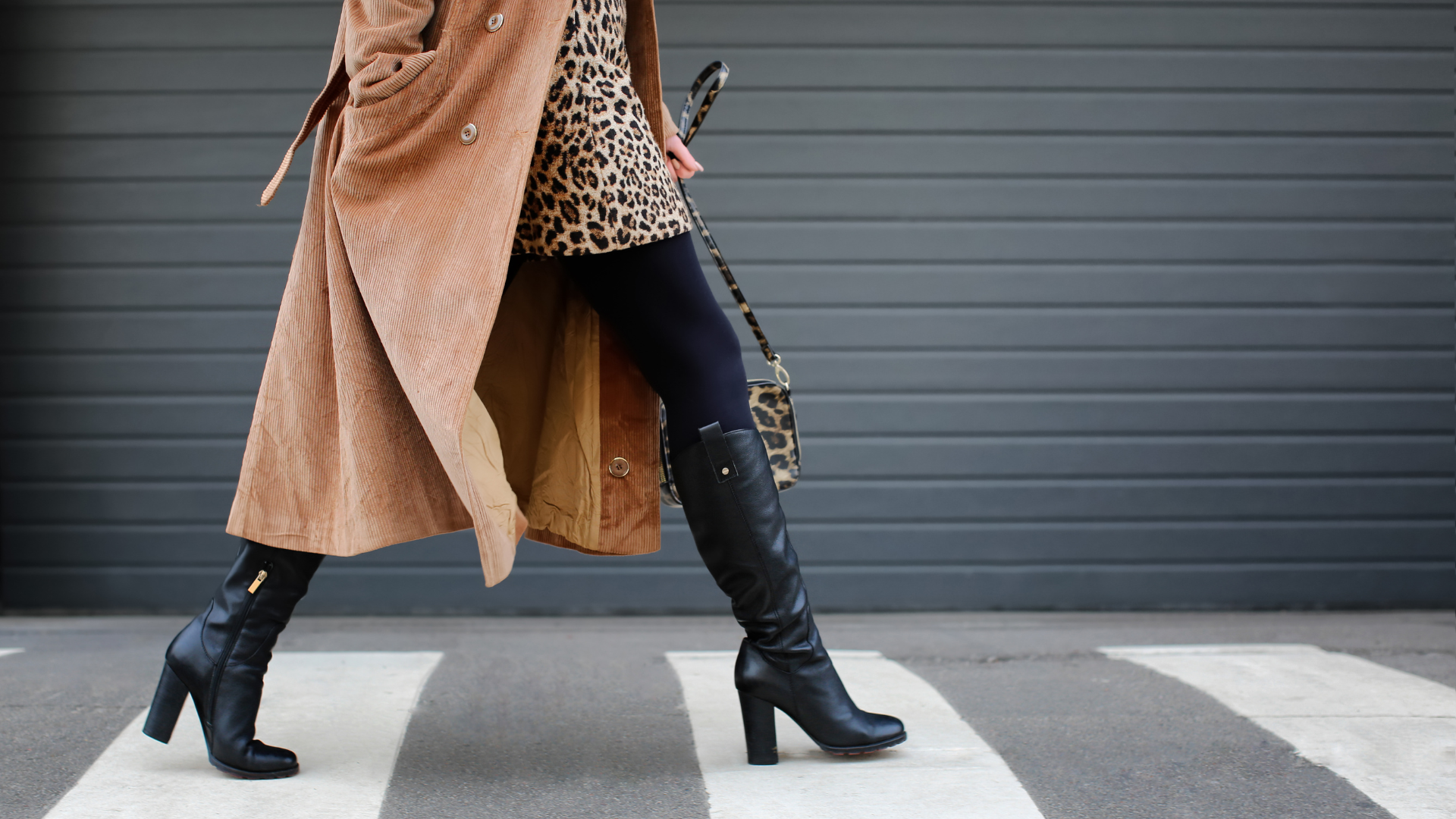 Confira modelos de botas em alta para usar no inverno 2025. Crédito: Canva