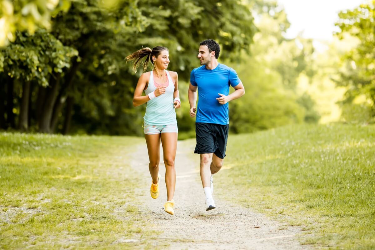 A corrida é um dos treinos aeróbios mais eficazes para quem quer perder peso (Imagem: BGStock72 | Shutterstock)