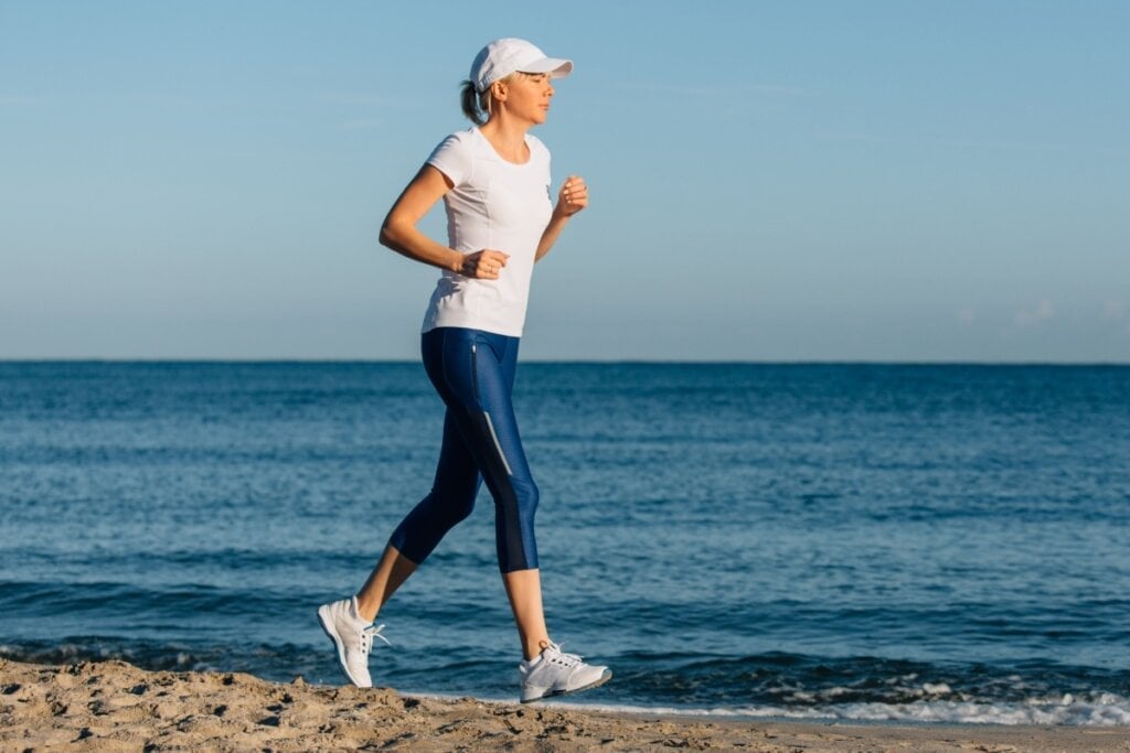 Com preparo adequado e intensidade correta, qualquer pessoa pode correr na areia (Imagem: ViDI Studio | Shutterstock)