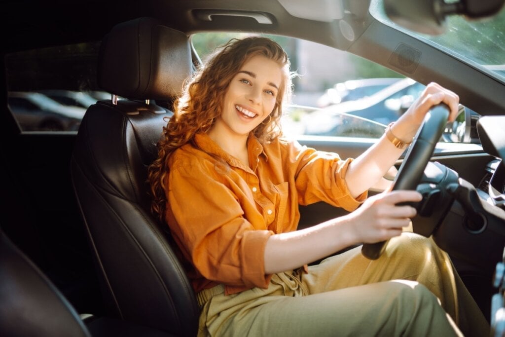 Durante a prova, o foco do motorista deve estar no trajeto (Imagem: maxbelchenko | Shutterstock)