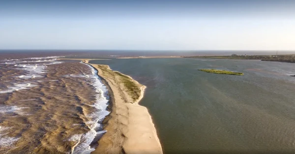 Foz do Rio Doce, em Regência, município de Linhares