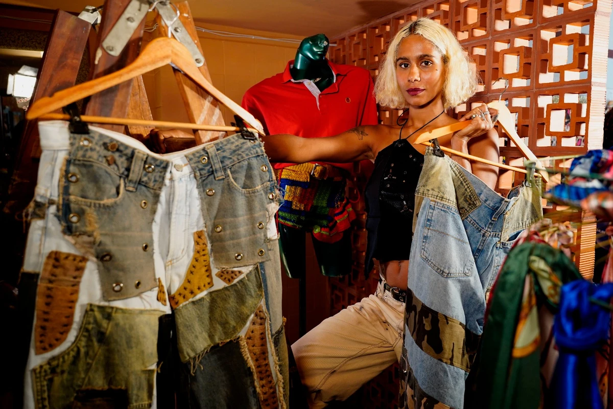 Joelma, fundadora da Cria Upcycling, enxerga valor em peças descartadas