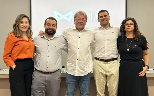 Marina Monteiro, Rodrigo Pinheiro, Daniel Rojas e Daniela Meneghelli com o autor Marcelo Veras