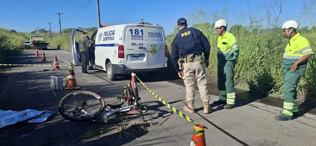 Motorista perde o controle do carro e atropela ciclista na BR 101