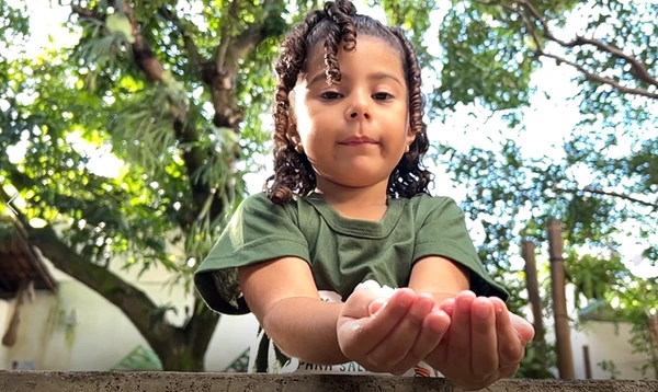 No Tanque das Águas da Idade Criativa, crianças contam com atividades sobre o jacaré-de-papo-amarelo