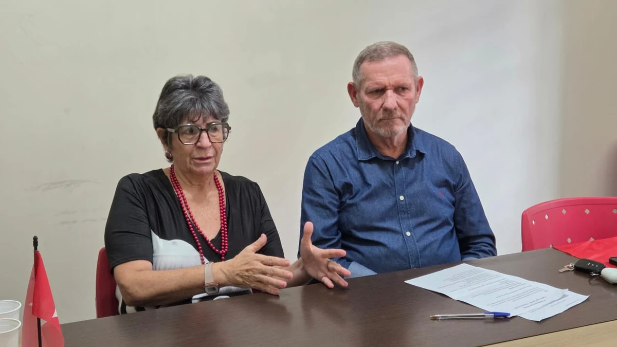 Os deputados estaduais Iriny Lopes e João Coser na sede do PT-ES, em Vitória