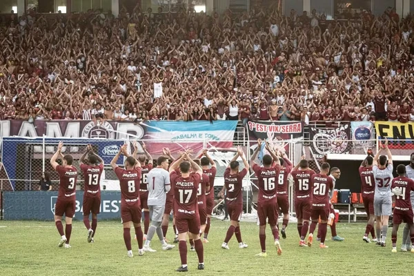Time e torcida da Desportiva em sintonia durante um jogo
