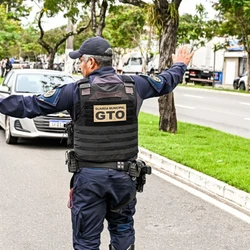 Prática tem se popularizado em Vitória; na última sexta-feira (30), duas pessoas foram detidas por assumirem a direção de veículos apenas para passarem pelos bloqueios