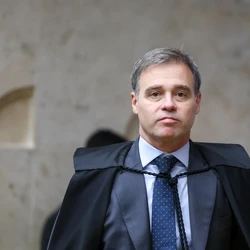 Para o ministro, ao invés de remover as postagens que considerarem ilícitas, as empresas devem identificar o autor do conteúdo