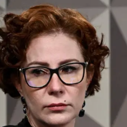 A inclusão de Zambelli na lista aconteceu um dia depois de Alexandre de Moraes determinar a prisão da deputada, que deixou o Brasil após ser condenada a 10 anos de prisão pela Corte por supostamente auxiliar um hacker a invadir os sistemas de mandados judiciais do Conselho Nacional de Justiça
