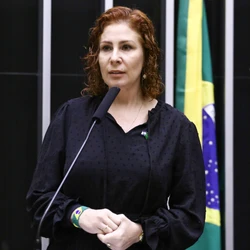 Deputada federal tem 10 dias para prestar esclarecimentos à Polícia Federal, conforme determinação do ministro do STF