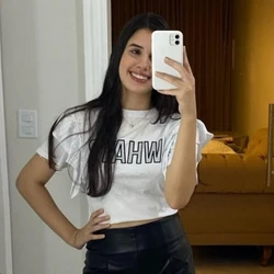Isabella Karen Marques Abreu tinha 19 anos e fazia faculdade particular. Ela era natural de Pocrane, em MG, e foi encontrada caída no banheiro por uma amiga