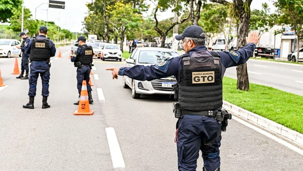 Prática tem se popularizado em Vitória; na última sexta-feira (30), duas pessoas foram detidas por assumirem a direção de veículos apenas para arem pelos bloqueios