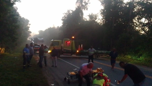 Batida entre carro e moto aconteceu no início da manhã desta quinta-feira (5); acidente ocorreu no km 119,9 da rodovia
