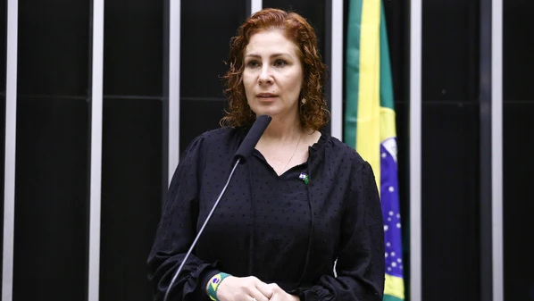 Deputada federal tem 10 dias para prestar esclarecimentos à Polícia Federal, conforme determinação do ministro do STF