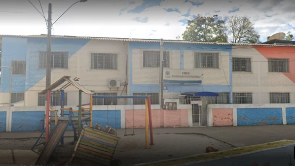 Afastada de suas funções em cargo comissionado após aparecer em um vídeo manuseando um ório sexual, mulher seguirá atuando em outra unidade como professora, cargo em que é concursada