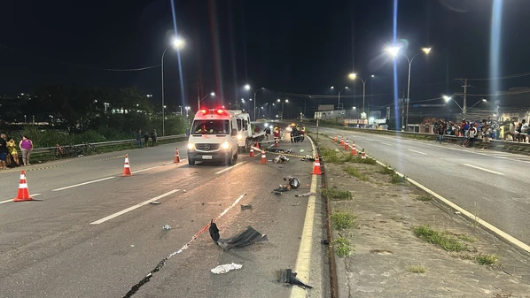Piloto teria perdido a direção da moto e acabou batendo no canteiro que separa as pistas. Vítimas foram projetadas e acabaram atingidas por outro veículo; casal veio ao ES para buscar a motocicleta