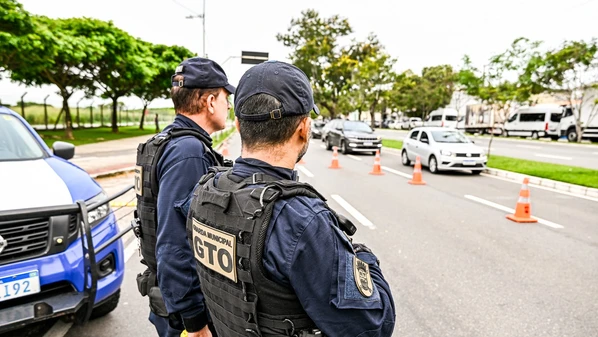 O condutor tentou avançar com o veículo contra os agentes da Guarda, segundo a corporação; motorista tinha mandado de prisão em aberto por estelionato