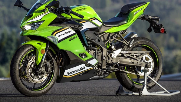 Linha 2026 do modelo tem proposta de entregar performances inéditas na categoria e incorpora tecnologias derivadas da linha Ninja ZX-10R, consagrada em competições internacionais de superbike
