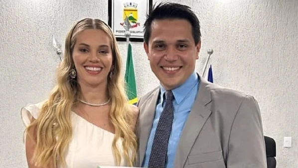 Segundo o órgão, manutenção de Leia Ringuier nos cargos que ocupa na prefeitura "viola os princípios da probidade istrativa"; prefeito diz que MPES se apega a fatos do ado