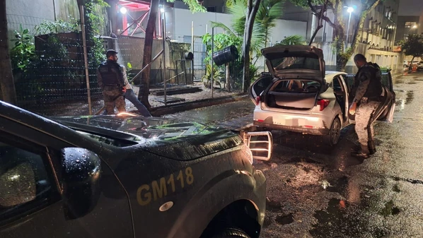 Motorista foi preso com cocaína, celulares e mais de R$ 1 mil; ele confessou que realizava entrega de drogas de "alto padrão" em bairros nobres de Vitória