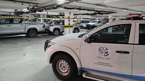 Carros e caminhonetes seriam de uma concessionária que estaria utilizando o estacionamento do supermercado como depósito, mas estabelecimento não está autorizado a armazenar veículos