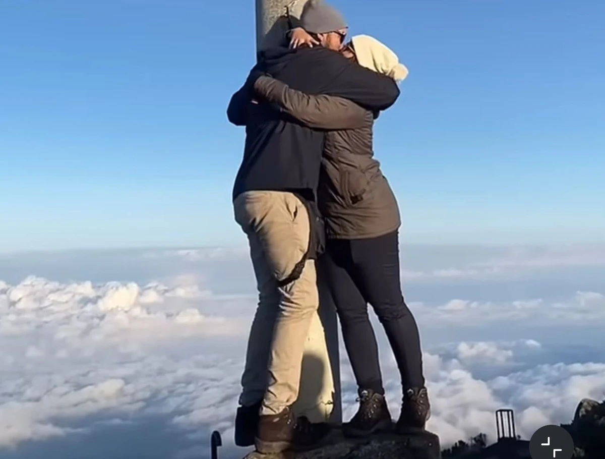 Adroaldo Cardoso surpreendeu sua namorada, Vanessa da Mota, com o pedido de casamento no alto do Pico da Bandeira