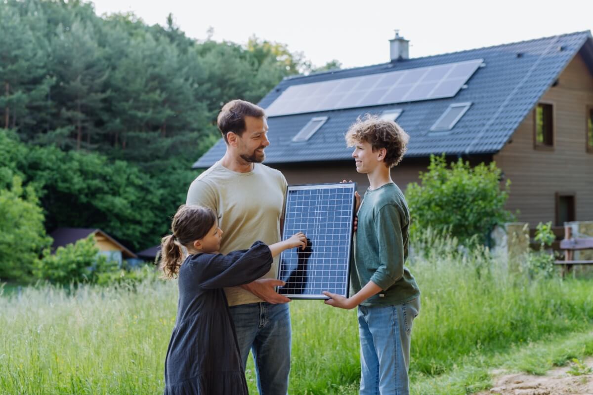 Além da economia, o sistema de energia solar valoriza o imóvel e contribui diretamente para a sustentabilidade ambiental (Imagem: Halfpoint | Shutterstock)