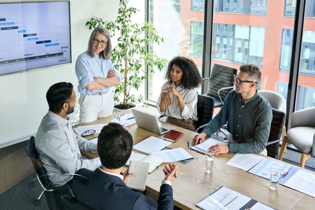 Conhecer bem a equipe facilita a delegação de tarefas (Imagem: Zamrznuti tonovi | Shutterstock)