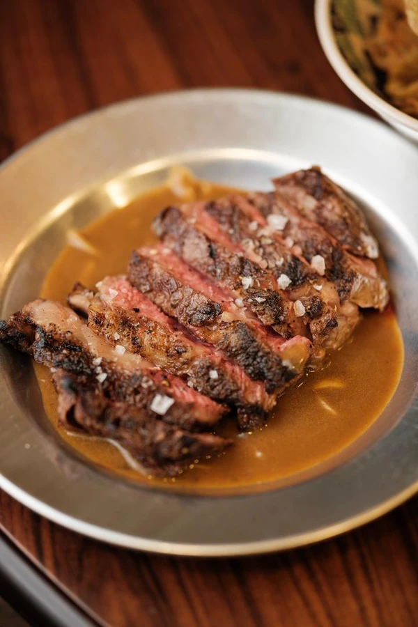 Entrecôte grelhado com demi-glace de missô (R$ 110) Foto por Pablo Gonçalves