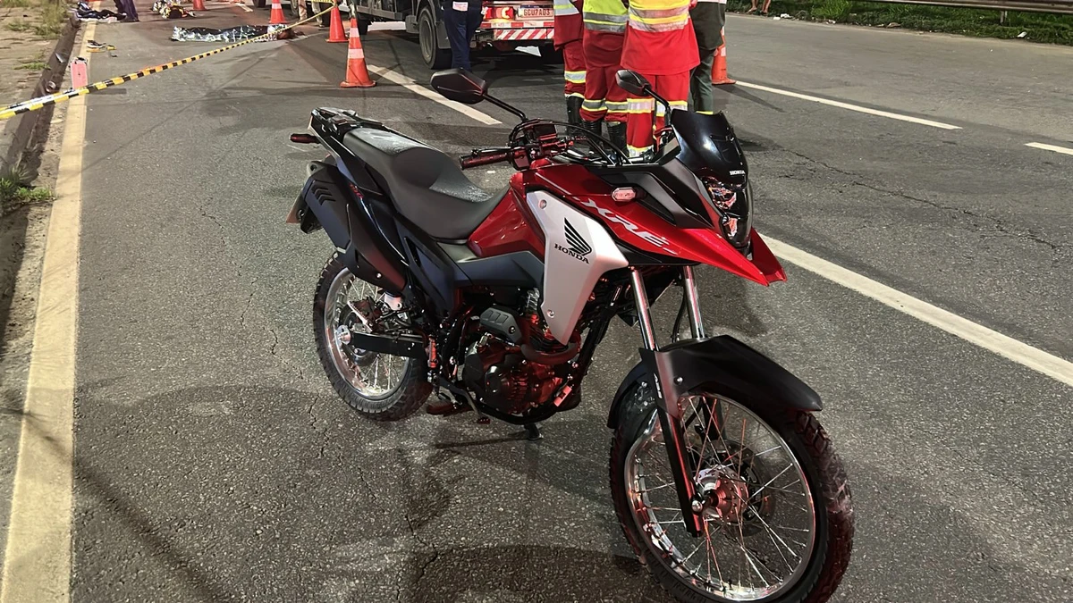 A moto do casal ficou praticamente sem avarias, mas os dois ocupantes morreram no acidene