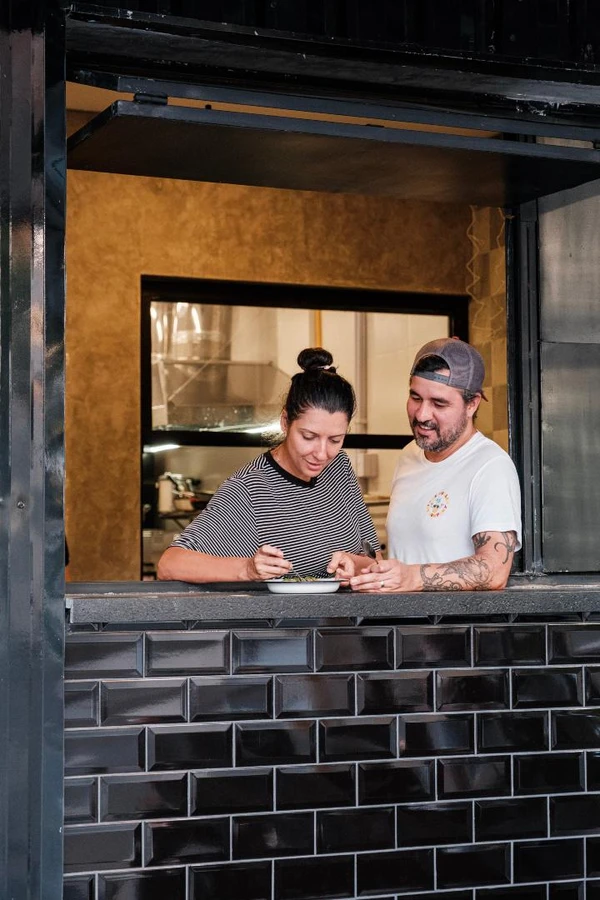 Fábio Mosé e Yara Segatti, chefs do Eugênio Cozinha & Bar, na Praia do Canto, Vitória
