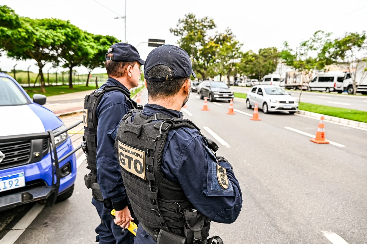 Guarda de Vitória durante ação de fiscalização no trânsito