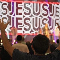 Crescimento evangélico perdeu ímpeto pela primeira vez desde 1960, enquanto religiões de matriz africana e número de brasileiros que se declaram sem religião têm alta, revela IBGE.