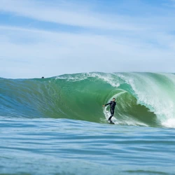 A cerca de 3 km da Praia da Costa, a Avalanche desafia limites e coloca o Espírito Santo no mapa do surfe de ondas grandes