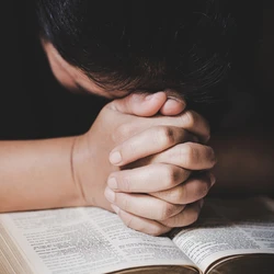 Levantamento mostra redução de fiéis da Igreja Católica e da espírita, enquanto outras manifestações religiosas cresceram no Estado