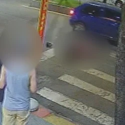 Atropelamento aconteceu na noite de quinta-feira (5) e foi flagrado por câmeras de segurança; vítima foi socorrida e levada para um hospital