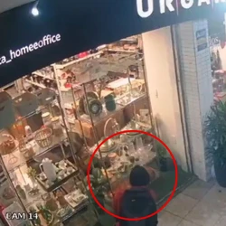 Imagens de segurança flagraram criminosos quebrando a vitrine da loja na madrugada desta sexta-feira (6), na Mata da Praia, em Vitória