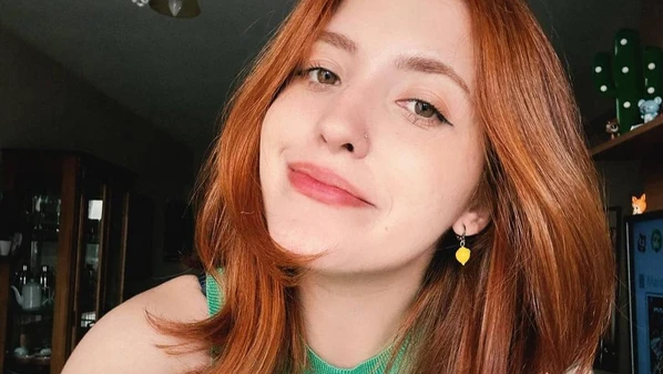Bióloga e sem religião, Vevito atrai fiéis e curiosos ao contar passagens bíblicas com didática, bom humor e citações a produções pop, como o anime Naruto