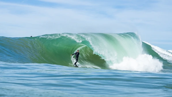 A cerca de 3 km da Praia da Costa, a Avalanche desafia limites e coloca o Espírito Santo no mapa do surfe de ondas grandes