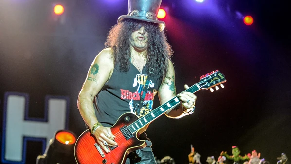 Grupo é composto pelo vocalista e pianista Axl Rose, o guitarrista Slash, o baixista Duff McKagan e, agora, Isaac Carpenter na bateria