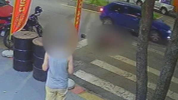 Atropelamento aconteceu na noite de quinta-feira (5) e foi flagrado por câmeras de segurança; vítima foi socorrida e levada para um hospital