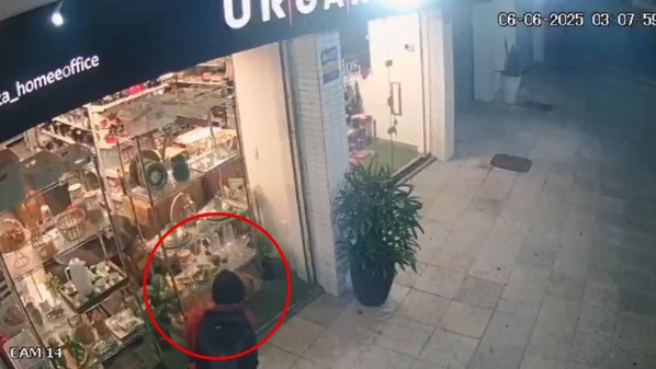 Imagens de segurança flagraram criminosos quebrando a vitrine da loja na madrugada desta sexta-feira (6), na Mata da Praia, em Vitória