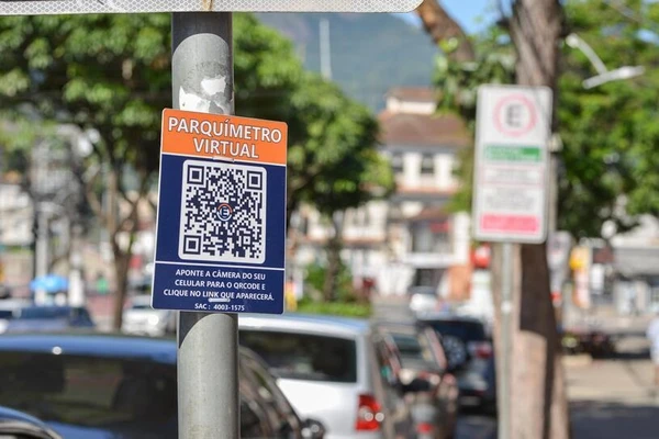 cerca de 300 placas e de 170 adesivos já foram instalados até o momento