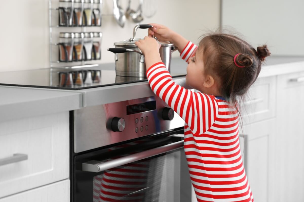 Crianças de 0 a 5 anos estão mais propensas a acidentes com queimaduras (Imagem: Africa Studio | Shutterstock) 