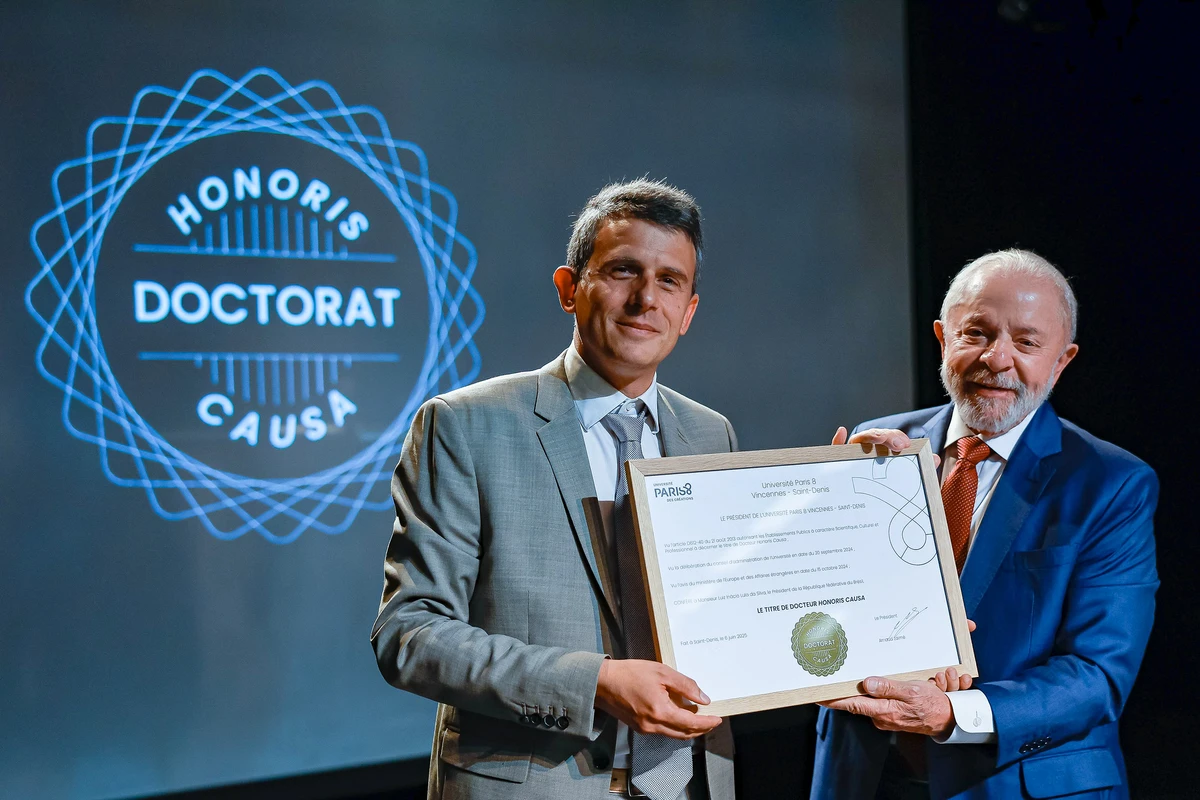 Presidente da Universidade Paris 8, Arnold Laimé, e o presidente Luiz Inácio Lula da Silva, durante a cerimônia de outorga do título de Doutor Honoris Causa