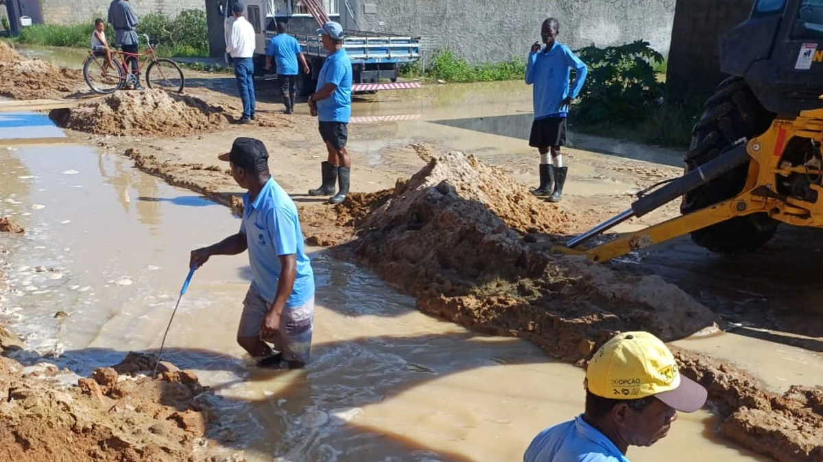 Trabalhadores do Saae atuando em Guriri para restabelecer a água na casa de moradores