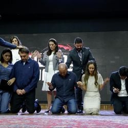 Para Ana Carolina Evangelista, diretora-executiva do Instituto de Estudos da Religião (ISER), a perda de ritmo do crescimento evangélico revelada pelo Censo de 2022 reflete fatores como a insatisfação de jovens, o desencanto com lideranças muito envolvidas da política e reação da Igreja Católica