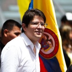 Senador da oposição foi baleado durante um ato político em Bogotá